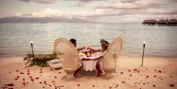couple face au lagon pour un dîner romantique sur la plage de l'Hôtel Sofitel Kia Ora 5*