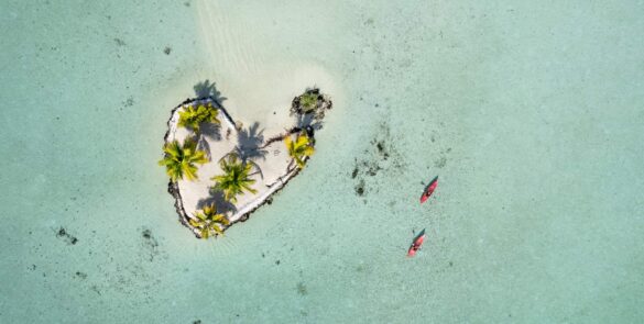 Hôtel Le Taha'a by Pearl Resorts 5* - vue aérienne sur le motu en forme de coeur dans le lagon de Taha'a. 2 kayaks sur le côté droit.