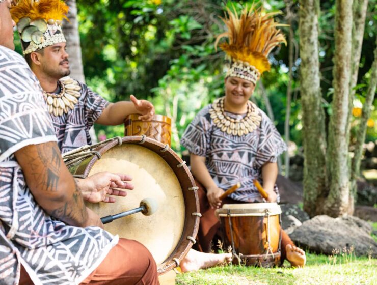 3 musiciens polynésiens jouant du Fa'atete - Les Festivals de la Polynésie Française : célébrer la culture et la tradition