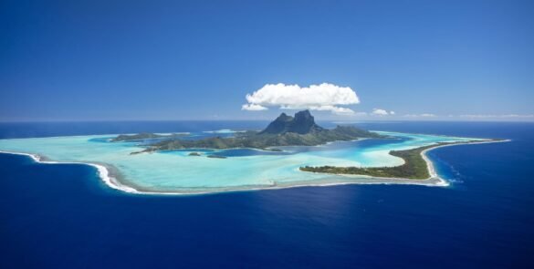 vue aérienne sur bora bora, son lagon turquoise et l'océan
