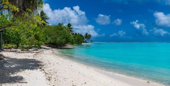plage déserte à Maupiti - ile de la Société