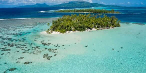vue aérienne d'un motu à Taha'a, avec Raiatea en arrière plan