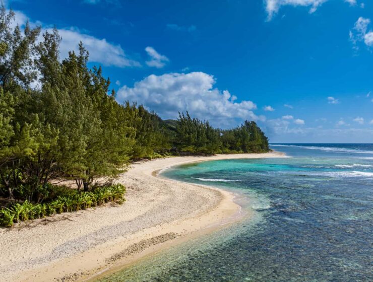 vue générale d'un lagon avec plage de sable blanc sur l'île de Rurutu - Les perles cachées de Polynésie : découverte des îles moins connues