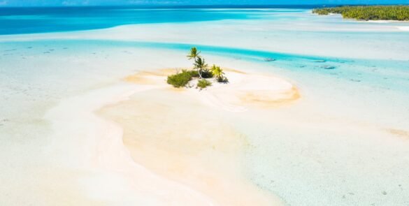 Fakarava : plage de sable rose, lagon turquoise et petit motu
