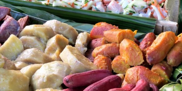 différents type de banane (plantain, fe'i) et poisson cru en arrière plan - gastronomie polynésienne