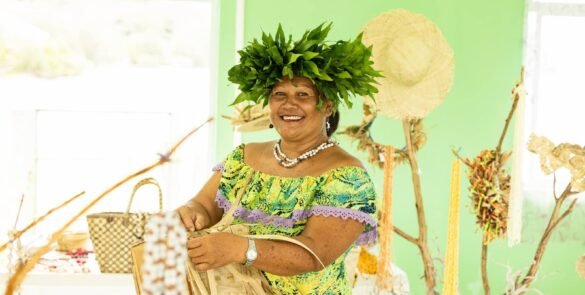 femme polynésienne présentant de l'artisanat des îles australes