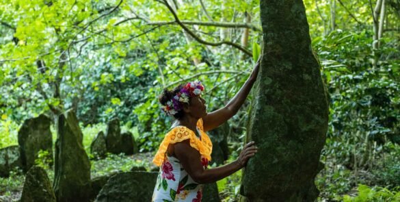 femme polynésienne touchant un arbre sacré aux Australes