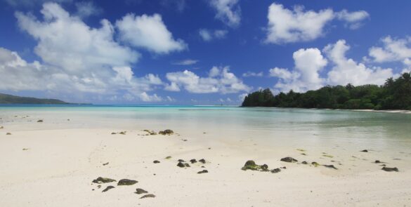 Ile de Tubuai dans l'archipel des Australes en Polynésie française. Plage et lagon turquoise.