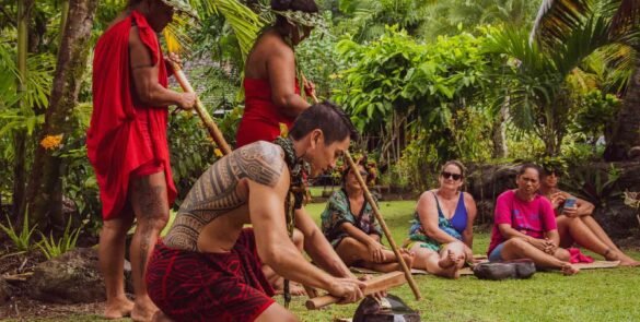atelier tapa présenter par un polynésien à un groupe de touristes - immersion polynésienne