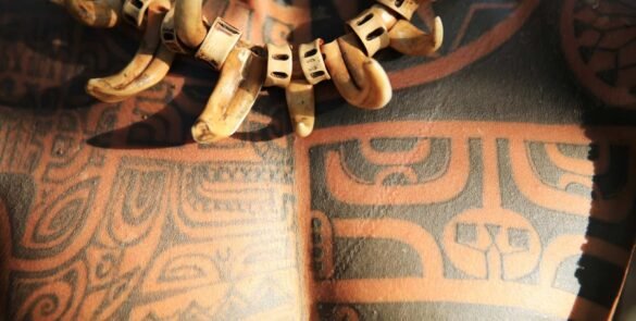 torse tatoué marquisien, collier en dents de cochon