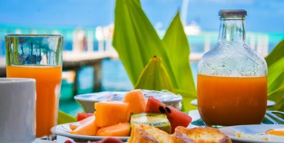 petit-déjeuner, fruits et jus frais face au lagon. bien-être en Polynésie
