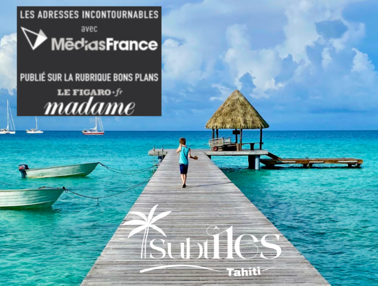 Un enfant marche sur un ponton au dessus du lagon turquoise de Rangiroa. Logo Subtiles Tahiti et Logo de MédiasFrance et Madame Figaro
