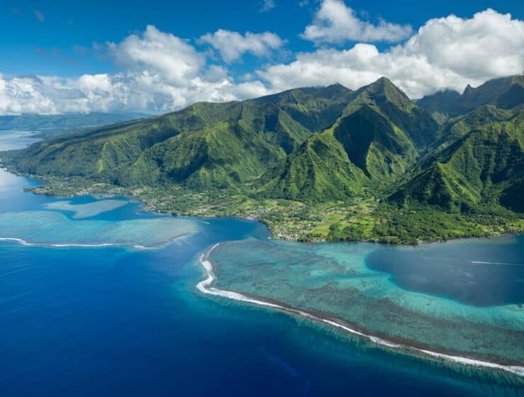 vue aérienne du lagon et de la montagne de Tahiti