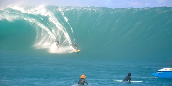 deux surfeurs surfant la vague de Teahupo'o à Tahiti