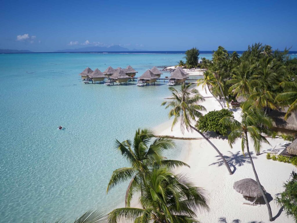 Hôtel Intercontinental Le Moana 4* à Bora bora. Vue aérienne sur la plage, le plage, et les bungalows sur pilotis.