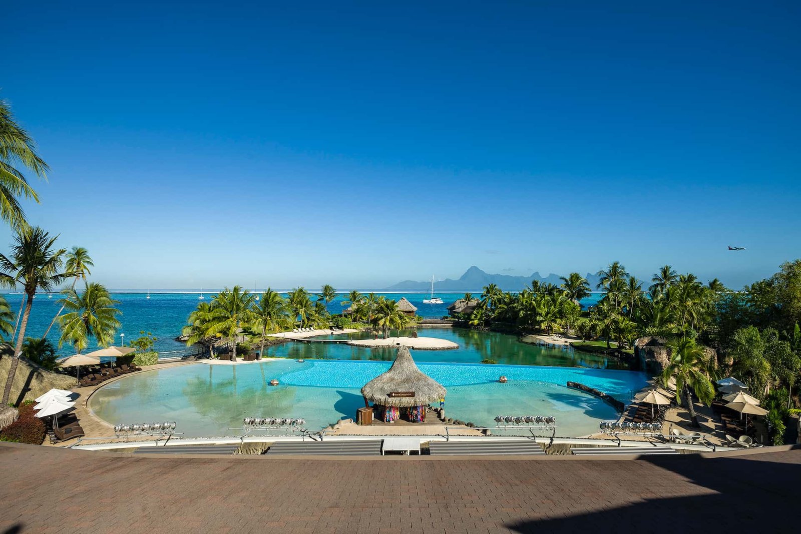 hôtel intercontinental 4* à Tahiti - vue générale de la piscine avec le lagon et l'île de moorea en arrière plan