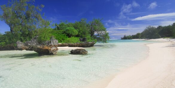 Plage et lagon avec roche volcanique à Rimatara aux îles Australes