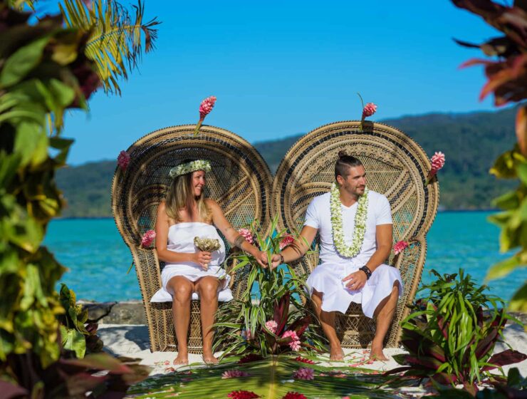 couple assis sur des fauteuils Pomaré pour une cérémonie de mariage traditionnel polynésien - Voyages de noces en Polynésie Française