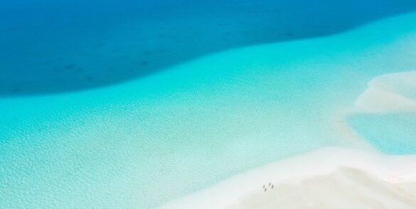 Vue aérienne du lagon de Fakarava avec nuances de bleu.