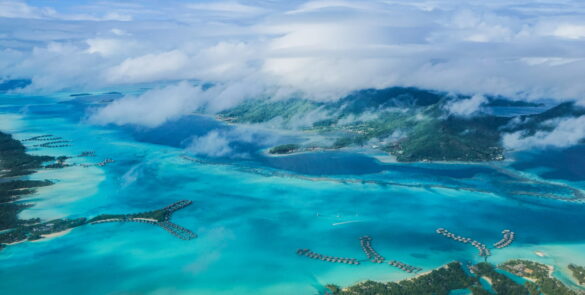 Vue aérienne sur le lagon de Bora Bora