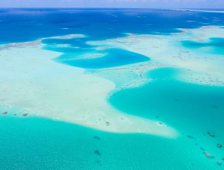 Vue aérienne du Lagon de Fakarava et ses multiples nuances de bleus.