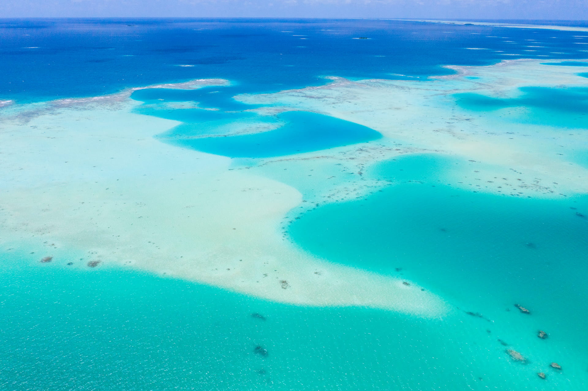 Vue aérienne du Lagon de Fakarava et ses multiples nuances de bleus.