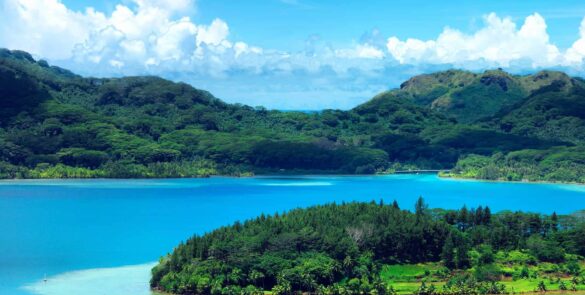 Point de vue sur la baie d'Avea à Huahine. Lagon et montagnes