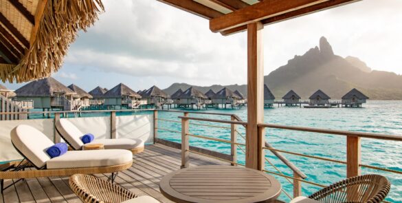 Hôtel The Westin Bora Bora Resort & Spa 5* - Terrasse d'un Bungalow sur Pilotis avec vue sur le mont Otemanu.