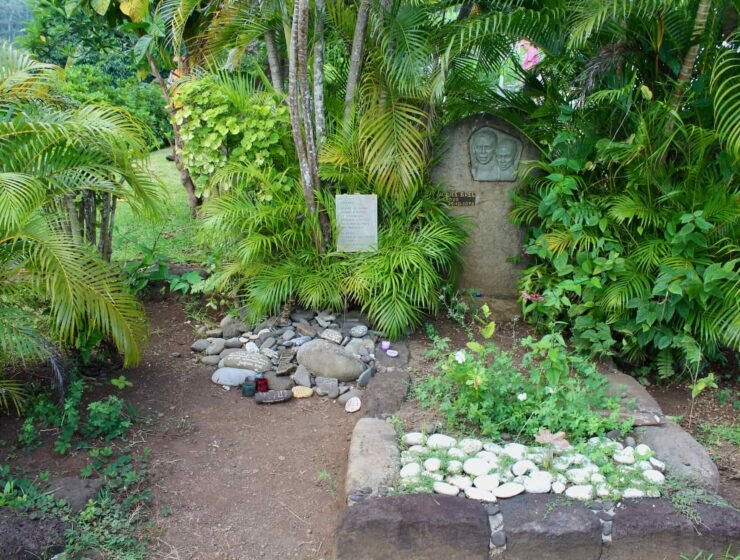 Stèle de Jacques Brel au cimetière du calvaire à Hiva Oa, aux Marquises.