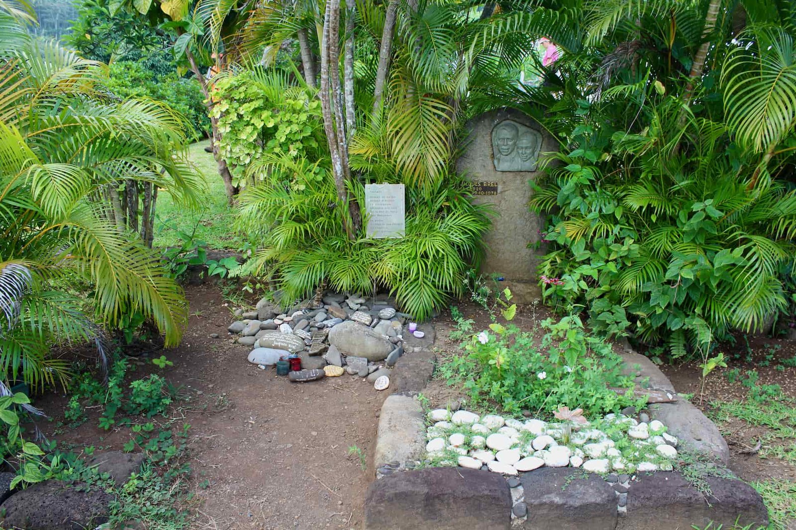 Stèle de Jacques Brel au cimetière du calvaire à Hiva Oa, aux Marquises.