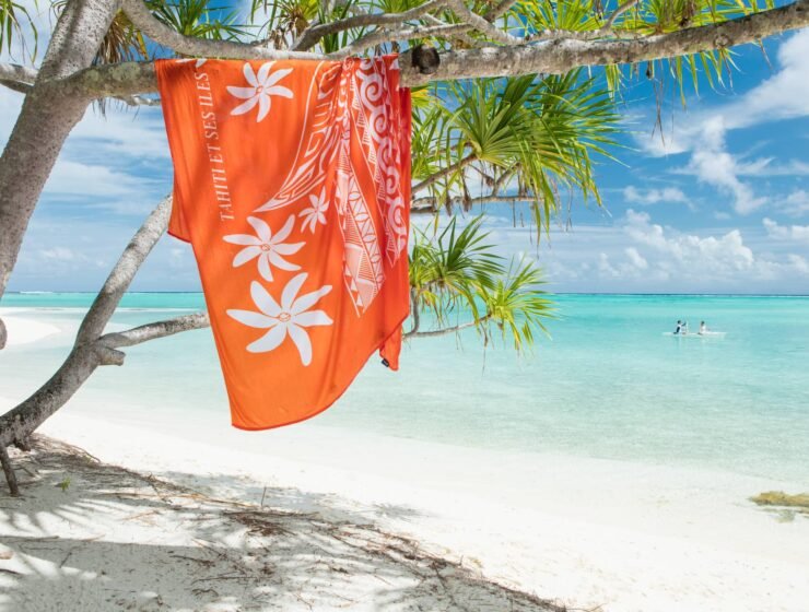 Tetiaroa - paréo accroché à un arbre devant le lagon turquoise de Tetiaroa