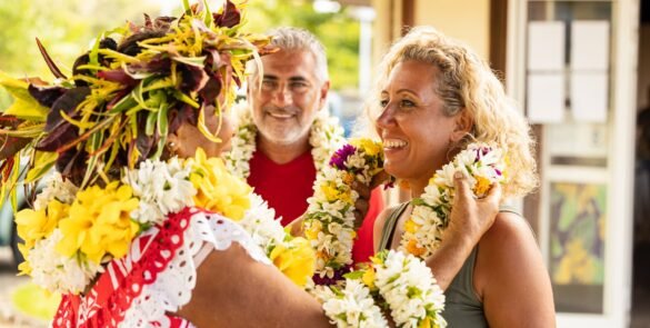 femme polynésienne accueillants des touristes avec le collier de fleurs traditionnel "Maeva"
