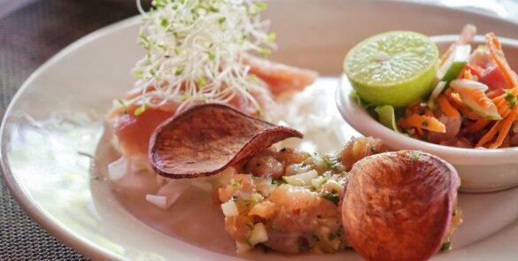 zoom sur une assiette contenant du i'a ota, poisson cru à la tahitienne - Gastronomie en Polynésie : une aventure culinaire pour les gourmets