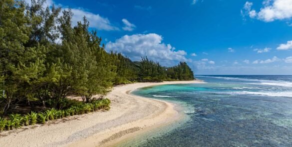 vue générale d'un lagon avec plage de sable blanc sur l'île de Rurutu - Les perles cachées de Polynésie : découverte des îles moins connues