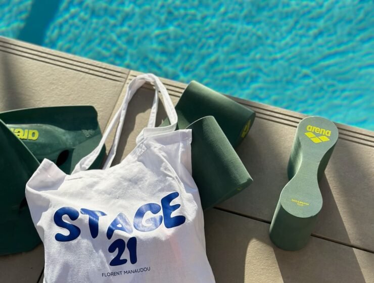 stage 21 tahiti - sac avec le logo stage 21 posé au bord d'une piscine