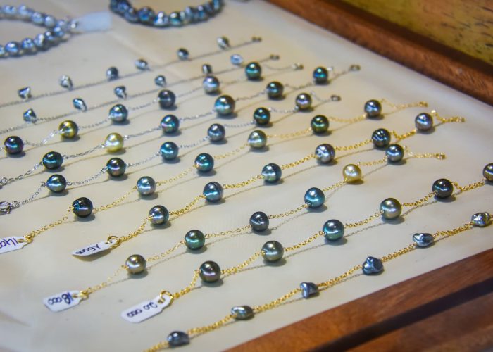 bracelets avec perles de culture de Tahiti sur un écrin - Les Perles de Polynésie : l’art et la science de la perliculture