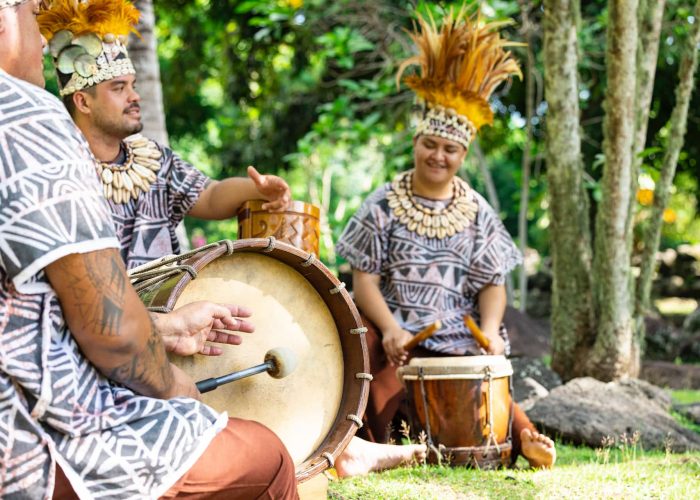 3 musiciens polynésiens jouant du Fa'atete - Les Festivals de la Polynésie Française : célébrer la culture et la tradition