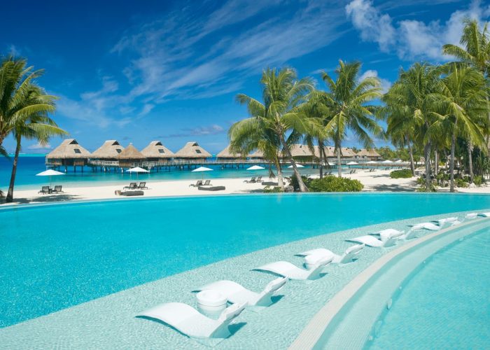 Hôtel Conrad Bora Bora Nui 5* - Piscine, plage, lagon turquoise et villas sur pilotis.