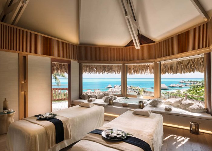 Hôtel Conrad Bora Bora Nui 5* - Salle de massage en duo au Spa Hina avec vue sur le lagon turquoise.