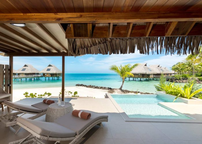 Hôtel Conrad Bora Bora Nui 5* - Terrasse d'une Villa Plage avec Piscine, vue sur le lagon turquoise.