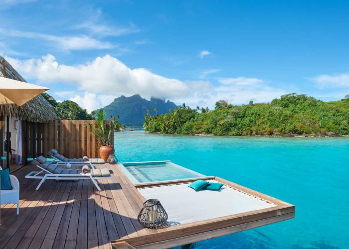 Hôtel Conrad Bora Bora Nui 5* - Terrasse de la Villa Royale avec Piscine. lagon turquoise et mont Otemanu.