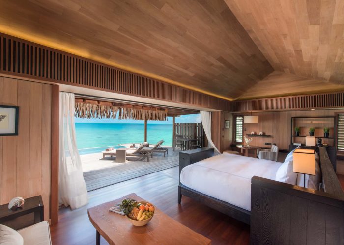 Hôtel Conrad Bora Bora Nui 5* à Bora Bora - vue de l'intérieur d'une villa sur pilotis avec piscine