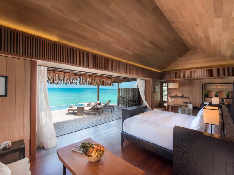 Hôtel Conrad Bora Bora Nui 5* à Bora Bora - vue de l'intérieur d'une villa sur pilotis avec piscine