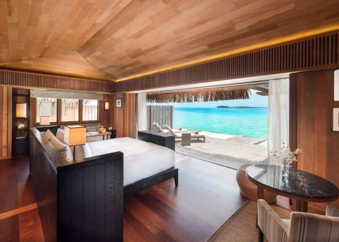 Hôtel Conrad Bora Bora Nui 5* à Bora Bora. Vue de l'intérieur d'une villa sur pilotis avec lit donnant sur la lagon