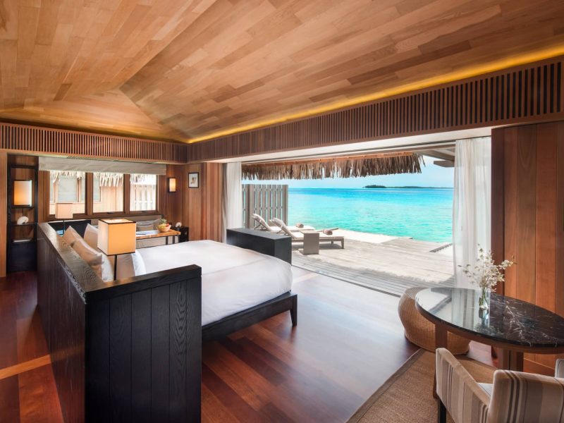 Hôtel Conrad Bora Bora Nui 5* à Bora Bora. Vue de l'intérieur d'une villa sur pilotis avec lit donnant sur la lagon