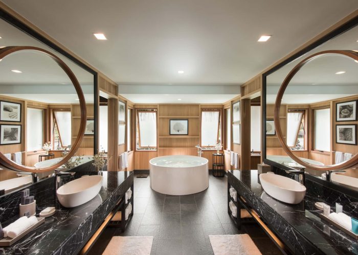 Hôtel Conrad Bora Bora Nui 5*. Salle de bain d'une villa, avec baignoire ronde.