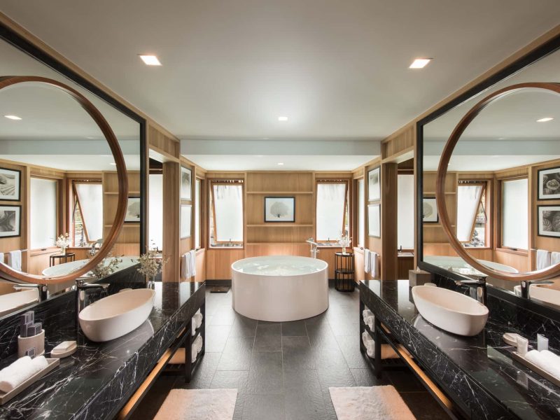 Hôtel Conrad Bora Bora Nui 5*. Salle de bain d'une villa, avec baignoire ronde.