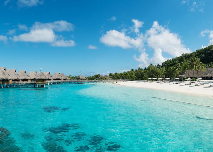 Hôtel Conrad Bora Bora Nui 5* - Vue panoramique sur la plage, le lagon et les villas sur pilotis.