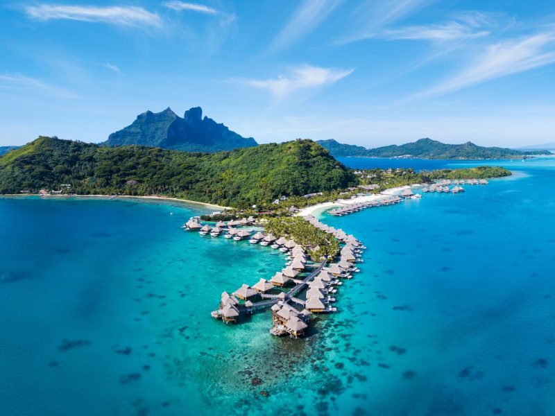 Hôtel Conrad Bora Bora Nui 5* - Vue aérienne suites et villas sur pilotis et Mont Otemanu