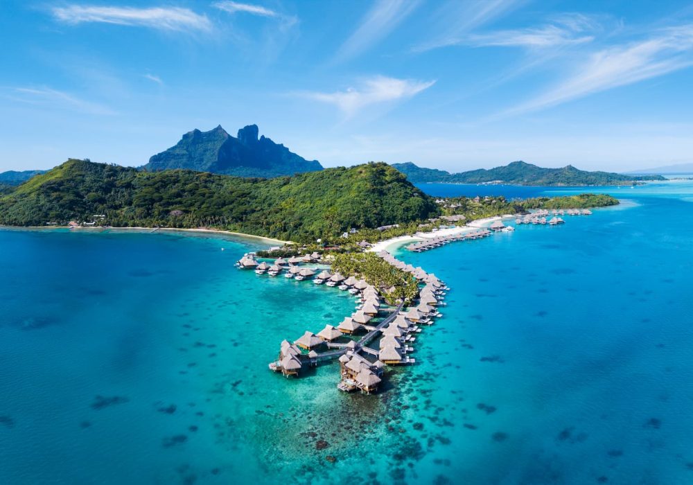 Hôtel Conrad Bora Bora Nui 5* - Vue aérienne suites et villas sur pilotis et Mont Otemanu